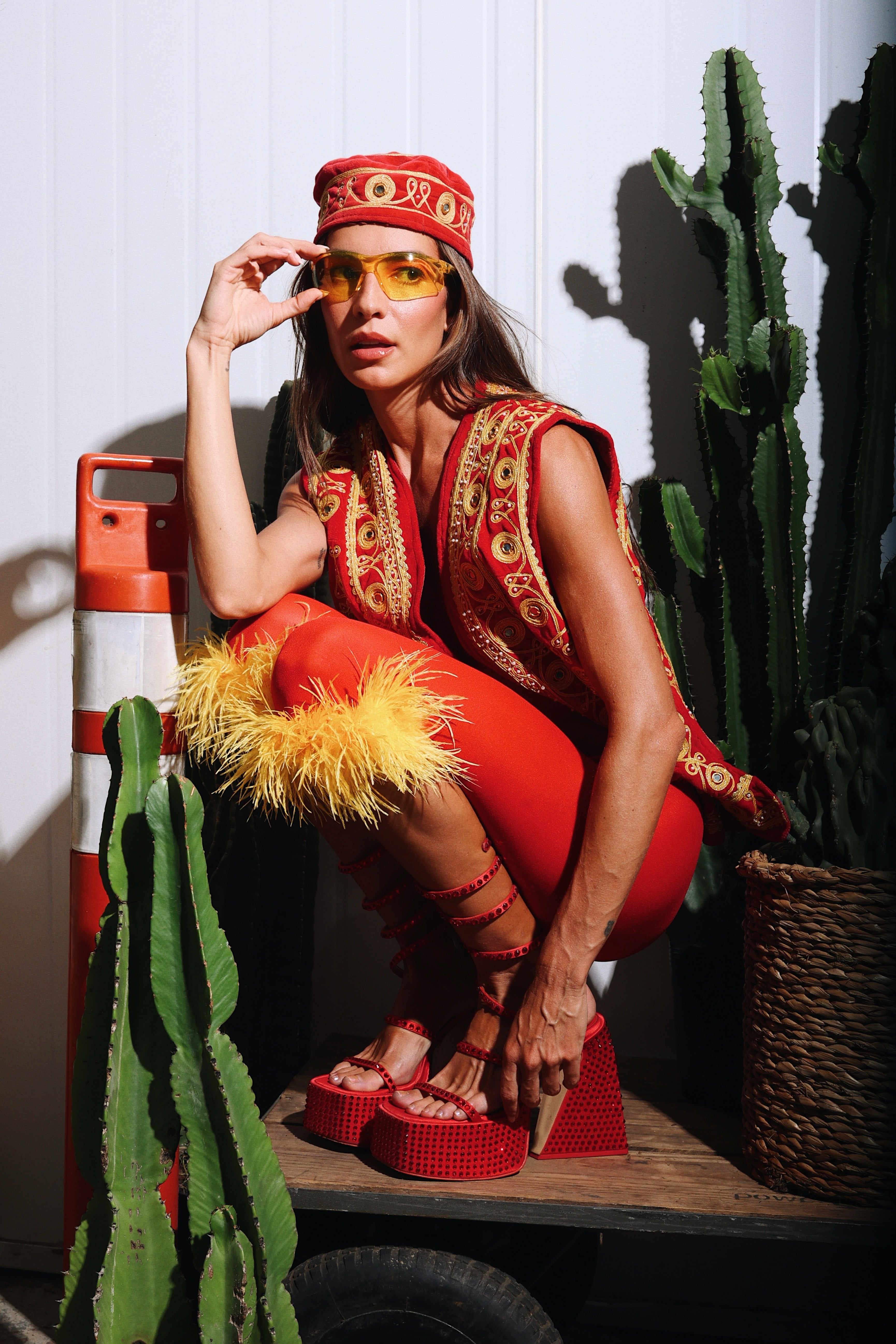 Meia Capri Vermelha Plumas Amarela